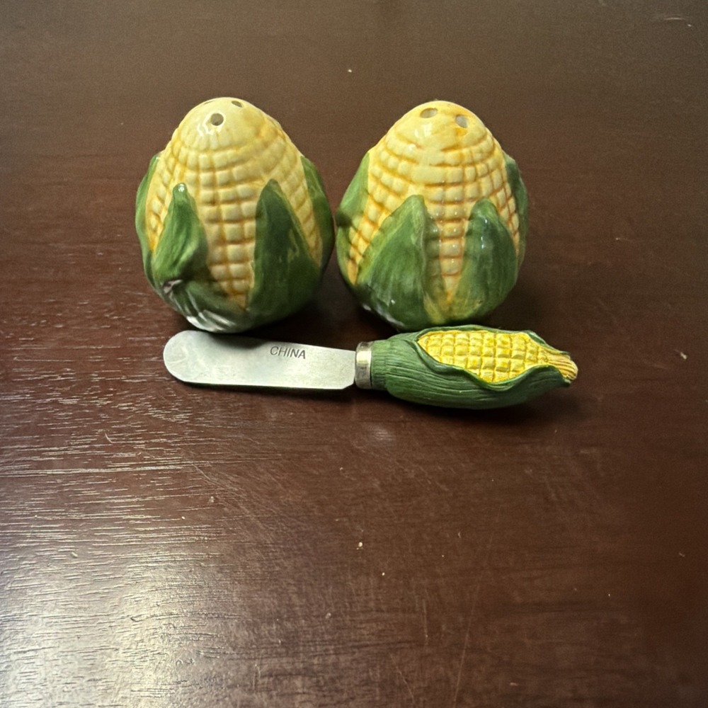 Corn Salt and Pepper Shakers, 2 shakers and 1knife